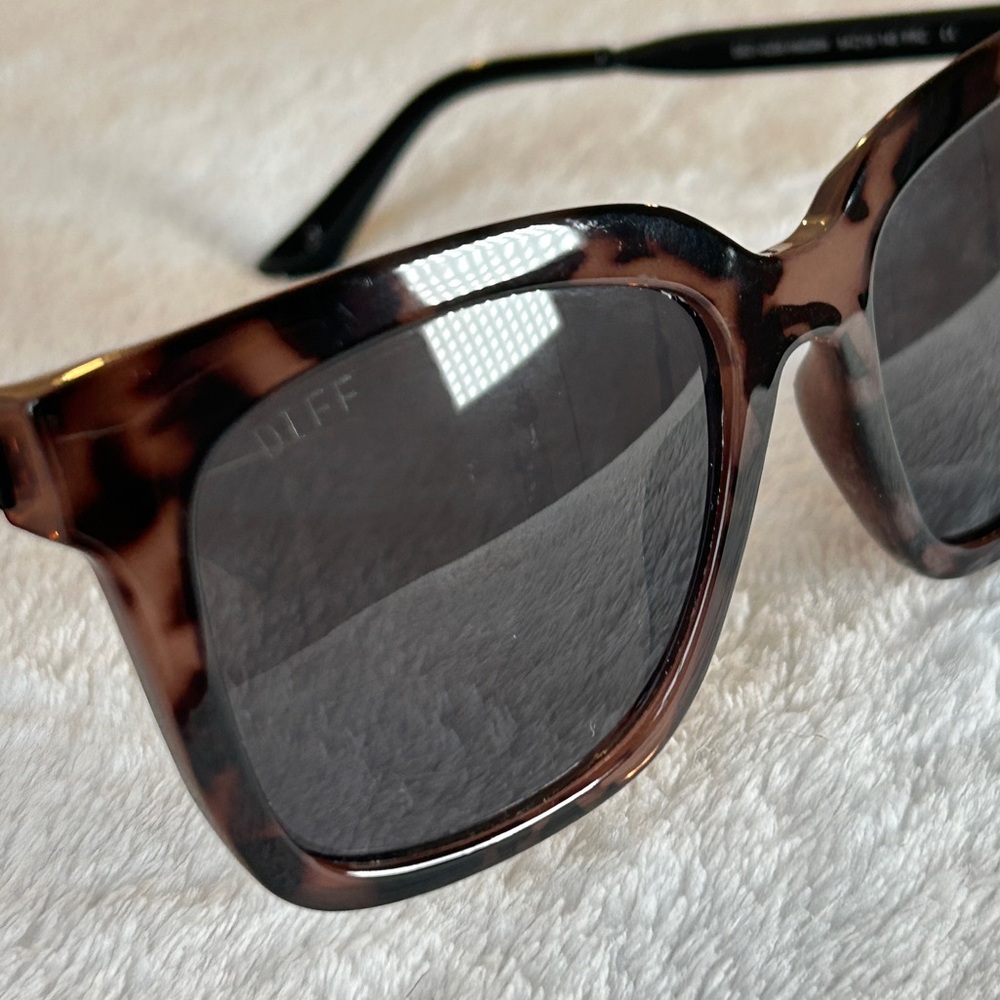 DIFF HAILEY Tortoiseshell Sunglasses - image 11